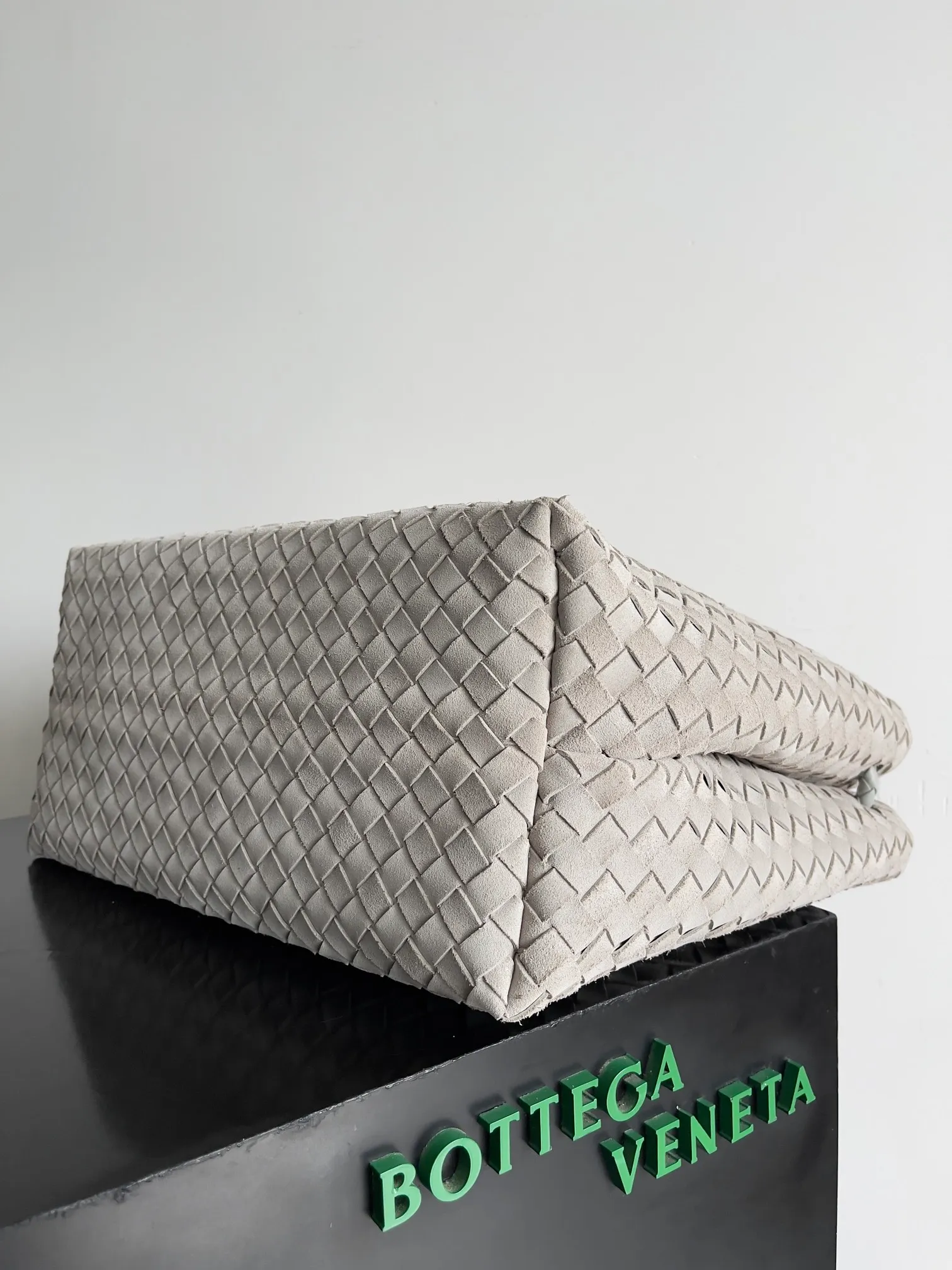 Batch 3760 Recently, the same style of bag that celebrities love is both high-end and practical. Michelle Yeoh, Kim Namjoon, Jing Boran, Tong Liya, Sun Qian, Wu Qianyu, Du Juan, Ma Yili and Bai Baihe are all carrying Bottega Veneta summer series Andiamo handbags. Andiamo has a simple structure and rounded lines. The whole piece is made of Nappa leather. It is comfortable, soft and dynamic. It adds interest to daily life and can be easily matched with various styles. Andiamo handbags are available in three sizes: small, medium and large. There are many colors to choose from, which can meet different needs. You can really carry it whether it is daily or attending events. Style number: 743575 Size: 45*22*34cm